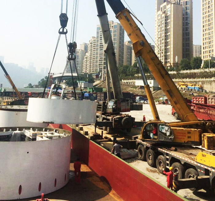 瑞丽吊车作业中