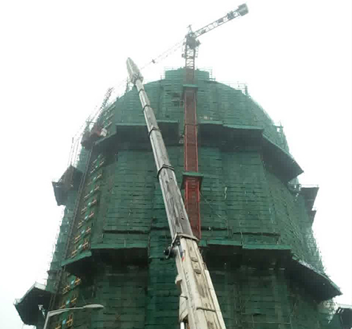 瑞丽吊车在工地上作业